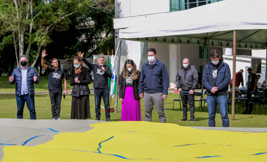 Uma cerimônia no jardim do Palácio Iguaçu, em Curitiba, realizada na manhã deste sábado (15), marcou a abertura oficial da 26ª edição da Marcha para Jesus. Ao lado de pastores de diferentes denominações religiosas da capital, o governador Carlos Massa Ratinho Junior e a primeira-dama Luciana Saito Massa acompanharam a solenidade, além de outras autoridades. O evento faz parte do Calendário Oficial do Estado. - Curitiba, 15/05/2021 - Foto: Valdelino Pontes
