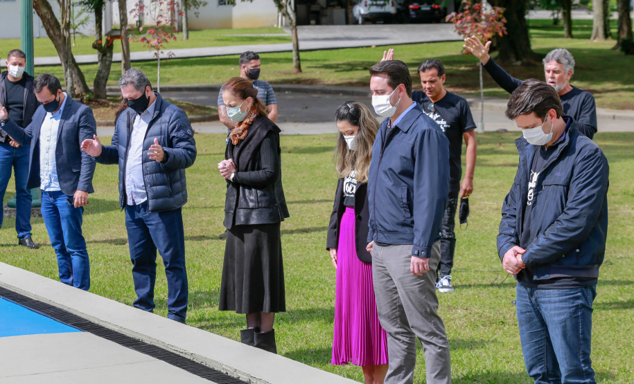 Uma cerimônia no jardim do Palácio Iguaçu, em Curitiba, realizada na manhã deste sábado (15), marcou a abertura oficial da 26ª edição da Marcha para Jesus. Ao lado de pastores de diferentes denominações religiosas da capital, o governador Carlos Massa Ratinho Junior e a primeira-dama Luciana Saito Massa acompanharam a solenidade, além de outras autoridades. O evento faz parte do Calendário Oficial do Estado. - Curitiba, 15/05/2021 - Foto: Valdelino Pontes