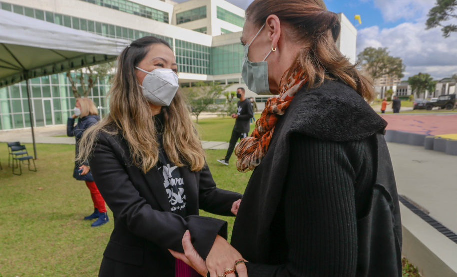Uma cerimônia no jardim do Palácio Iguaçu, em Curitiba, realizada na manhã deste sábado (15), marcou a abertura oficial da 26ª edição da Marcha para Jesus. Ao lado de pastores de diferentes denominações religiosas da capital, o governador Carlos Massa Ratinho Junior e a primeira-dama Luciana Saito Massa acompanharam a solenidade, além de outras autoridades. O evento faz parte do Calendário Oficial do Estado. - Curitiba, 15/05/2021 - Foto: Valdelino Pontes
