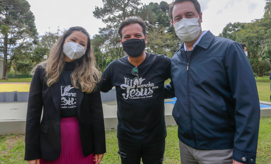 Uma cerimônia no jardim do Palácio Iguaçu, em Curitiba, realizada na manhã deste sábado (15), marcou a abertura oficial da 26ª edição da Marcha para Jesus. Ao lado de pastores de diferentes denominações religiosas da capital, o governador Carlos Massa Ratinho Junior e a primeira-dama Luciana Saito Massa acompanharam a solenidade, além de outras autoridades. O evento faz parte do Calendário Oficial do Estado. - Curitiba, 15/05/2021 - Foto: Valdelino Pontes