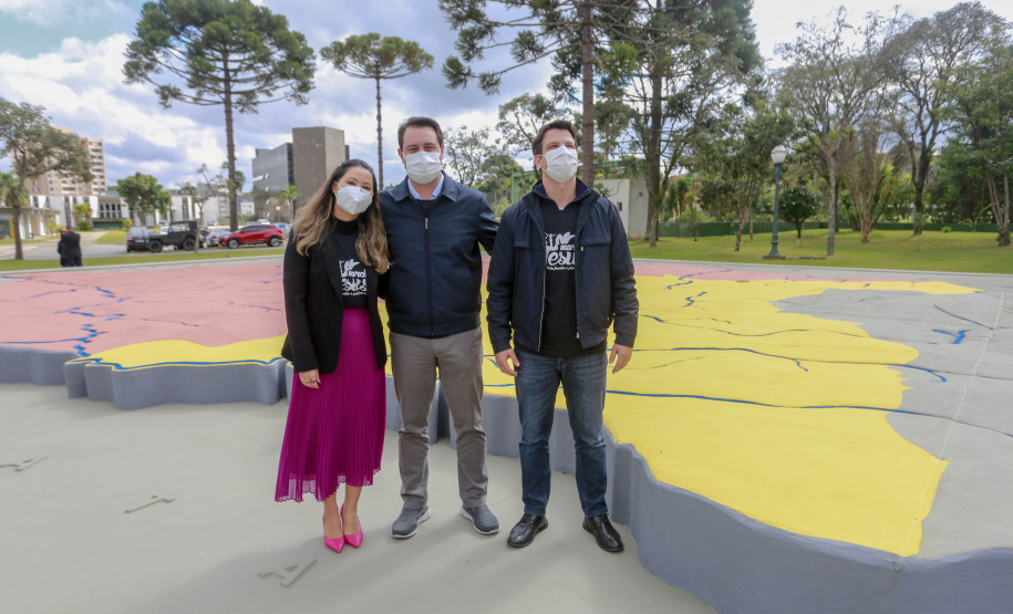 Uma cerimônia no jardim do Palácio Iguaçu, em Curitiba, realizada na manhã deste sábado (15), marcou a abertura oficial da 26ª edição da Marcha para Jesus. Ao lado de pastores de diferentes denominações religiosas da capital, o governador Carlos Massa Ratinho Junior e a primeira-dama Luciana Saito Massa acompanharam a solenidade, além de outras autoridades. O evento faz parte do Calendário Oficial do Estado. - Curitiba, 15/05/2021 - Foto: Valdelino Pontes