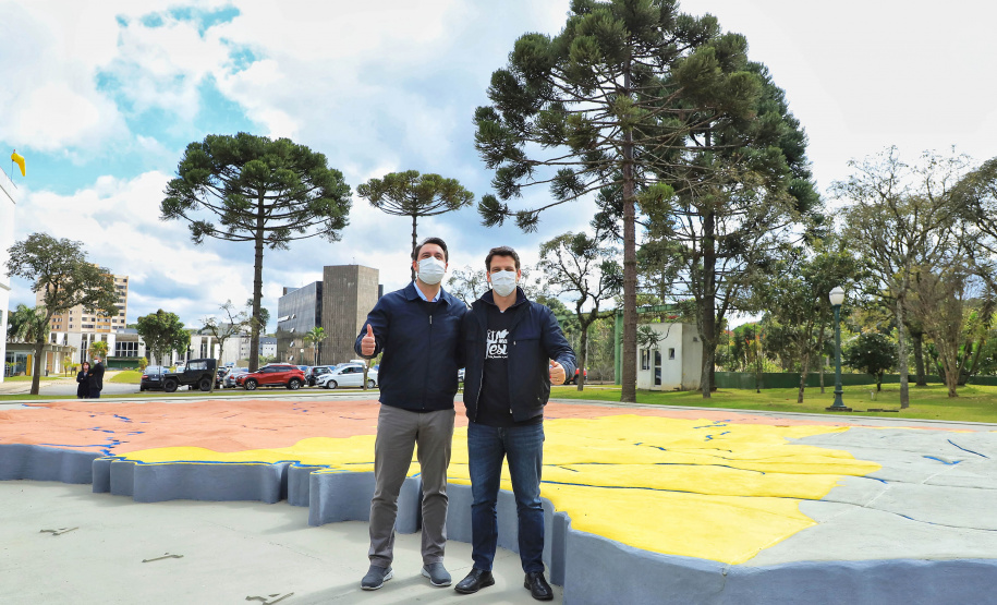 Uma cerimônia no jardim do Palácio Iguaçu, em Curitiba, realizada na manhã deste sábado (15), marcou a abertura oficial da 26ª edição da Marcha para Jesus. Ao lado de pastores de diferentes denominações religiosas da capital, o governador Carlos Massa Ratinho Junior e a primeira-dama Luciana Saito Massa acompanharam a solenidade, além de outras autoridades. O evento faz parte do Calendário Oficial do Estado. - Curitiba, 15/05/2021 - Foto: José Fernando Ogura/AEN