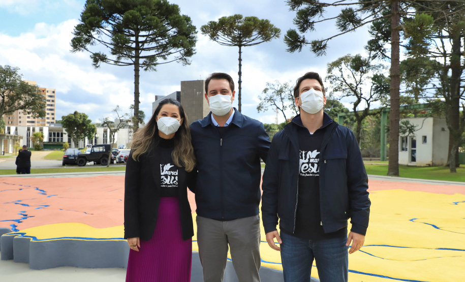 Uma cerimônia no jardim do Palácio Iguaçu, em Curitiba, realizada na manhã deste sábado (15), marcou a abertura oficial da 26ª edição da Marcha para Jesus. Ao lado de pastores de diferentes denominações religiosas da capital, o governador Carlos Massa Ratinho Junior e a primeira-dama Luciana Saito Massa acompanharam a solenidade, além de outras autoridades. O evento faz parte do Calendário Oficial do Estado. - Curitiba, 15/05/2021 - Foto: José Fernando Ogura/AEN