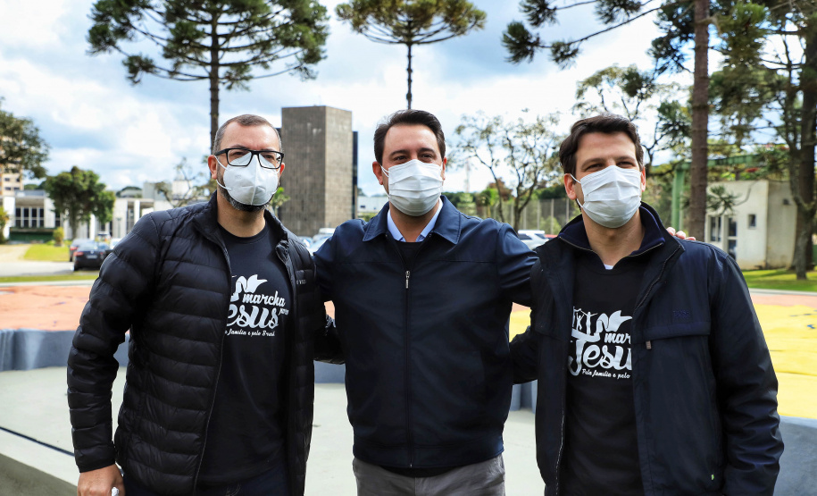 Uma cerimônia no jardim do Palácio Iguaçu, em Curitiba, realizada na manhã deste sábado (15), marcou a abertura oficial da 26ª edição da Marcha para Jesus. Ao lado de pastores de diferentes denominações religiosas da capital, o governador Carlos Massa Ratinho Junior e a primeira-dama Luciana Saito Massa acompanharam a solenidade, além de outras autoridades. O evento faz parte do Calendário Oficial do Estado. - Curitiba, 15/05/2021 - Foto: José Fernando Ogura/AEN