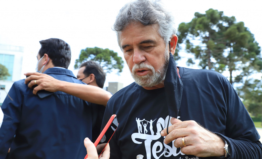 Uma cerimônia no jardim do Palácio Iguaçu, em Curitiba, realizada na manhã deste sábado (15), marcou a abertura oficial da 26ª edição da Marcha para Jesus. Ao lado de pastores de diferentes denominações religiosas da capital, o governador Carlos Massa Ratinho Junior e a primeira-dama Luciana Saito Massa acompanharam a solenidade, além de outras autoridades. O evento faz parte do Calendário Oficial do Estado. - Curitiba, 15/05/2021 - Foto: José Fernando Ogura/AEN