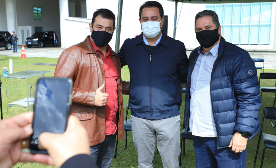 Uma cerimônia no jardim do Palácio Iguaçu, em Curitiba, realizada na manhã deste sábado (15), marcou a abertura oficial da 26ª edição da Marcha para Jesus. Ao lado de pastores de diferentes denominações religiosas da capital, o governador Carlos Massa Ratinho Junior e a primeira-dama Luciana Saito Massa acompanharam a solenidade, além de outras autoridades. O evento faz parte do Calendário Oficial do Estado. - Curitiba, 15/05/2021 - Foto: José Fernando Ogura/AEN