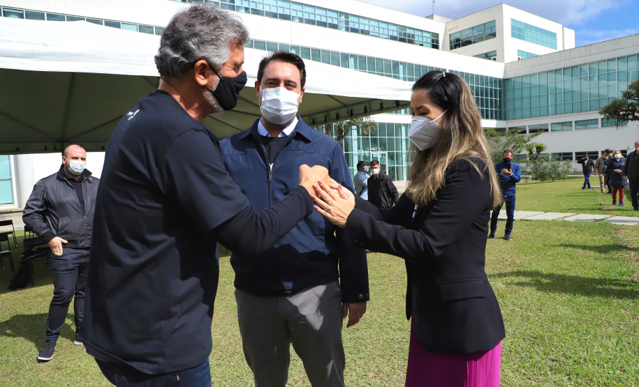 Uma cerimônia no jardim do Palácio Iguaçu, em Curitiba, realizada na manhã deste sábado (15), marcou a abertura oficial da 26ª edição da Marcha para Jesus. Ao lado de pastores de diferentes denominações religiosas da capital, o governador Carlos Massa Ratinho Junior e a primeira-dama Luciana Saito Massa acompanharam a solenidade, além de outras autoridades. O evento faz parte do Calendário Oficial do Estado. - Curitiba, 15/05/2021 - Foto: José Fernando Ogura/AEN