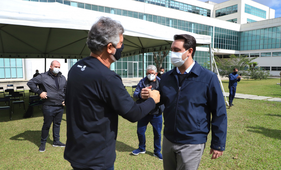 Uma cerimônia no jardim do Palácio Iguaçu, em Curitiba, realizada na manhã deste sábado (15), marcou a abertura oficial da 26ª edição da Marcha para Jesus. Ao lado de pastores de diferentes denominações religiosas da capital, o governador Carlos Massa Ratinho Junior e a primeira-dama Luciana Saito Massa acompanharam a solenidade, além de outras autoridades. O evento faz parte do Calendário Oficial do Estado. - Curitiba, 15/05/2021 - Foto: José Fernando Ogura/AEN