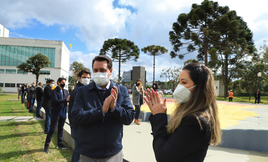 Uma cerimônia no jardim do Palácio Iguaçu, em Curitiba, realizada na manhã deste sábado (15), marcou a abertura oficial da 26ª edição da Marcha para Jesus. Ao lado de pastores de diferentes denominações religiosas da capital, o governador Carlos Massa Ratinho Junior e a primeira-dama Luciana Saito Massa acompanharam a solenidade, além de outras autoridades. O evento faz parte do Calendário Oficial do Estado. - Curitiba, 15/05/2021 - Foto: José Fernando Ogura/AEN