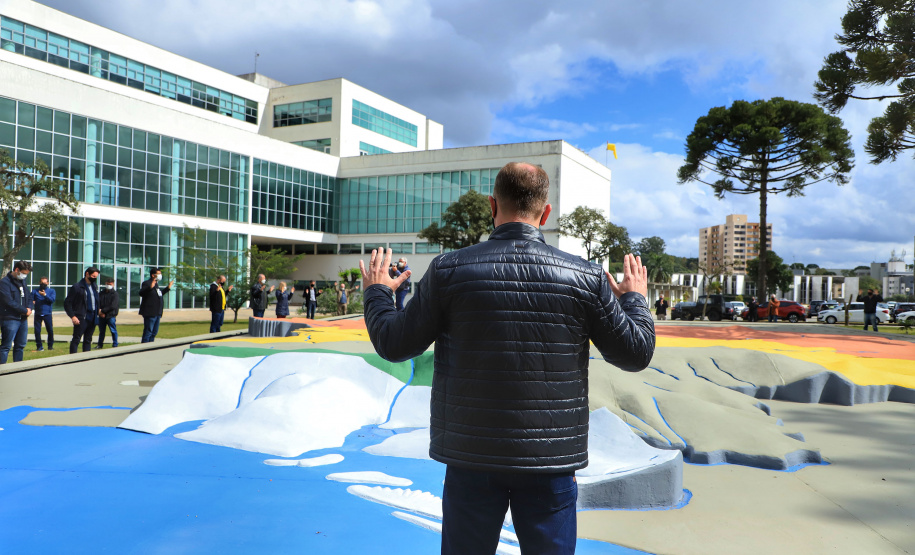 Uma cerimônia no jardim do Palácio Iguaçu, em Curitiba, realizada na manhã deste sábado (15), marcou a abertura oficial da 26ª edição da Marcha para Jesus. Ao lado de pastores de diferentes denominações religiosas da capital, o governador Carlos Massa Ratinho Junior e a primeira-dama Luciana Saito Massa acompanharam a solenidade, além de outras autoridades. O evento faz parte do Calendário Oficial do Estado. - Curitiba, 15/05/2021 - Foto: José Fernando Ogura/AEN