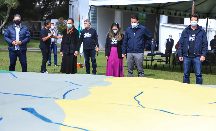 Uma cerimônia no jardim do Palácio Iguaçu, em Curitiba, realizada na manhã deste sábado (15), marcou a abertura oficial da 26ª edição da Marcha para Jesus. Ao lado de pastores de diferentes denominações religiosas da capital, o governador Carlos Massa Ratinho Junior e a primeira-dama Luciana Saito Massa acompanharam a solenidade, além de outras autoridades. O evento faz parte do Calendário Oficial do Estado. - Curitiba, 15/05/2021 - Foto: José Fernando Ogura/AEN