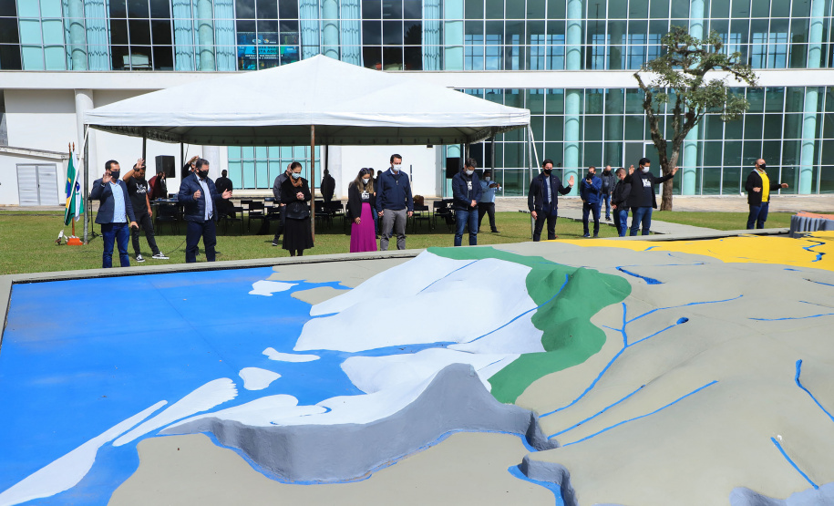 Uma cerimônia no jardim do Palácio Iguaçu, em Curitiba, realizada na manhã deste sábado (15), marcou a abertura oficial da 26ª edição da Marcha para Jesus. Ao lado de pastores de diferentes denominações religiosas da capital, o governador Carlos Massa Ratinho Junior e a primeira-dama Luciana Saito Massa acompanharam a solenidade, além de outras autoridades. O evento faz parte do Calendário Oficial do Estado. - Curitiba, 15/05/2021 - Foto: José Fernando Ogura/AEN