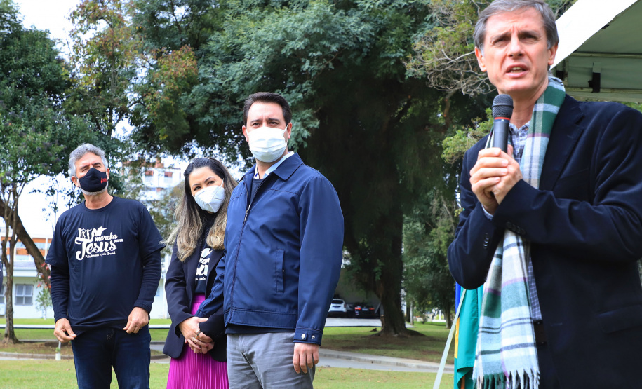 Uma cerimônia no jardim do Palácio Iguaçu, em Curitiba, realizada na manhã deste sábado (15), marcou a abertura oficial da 26ª edição da Marcha para Jesus. Ao lado de pastores de diferentes denominações religiosas da capital, o governador Carlos Massa Ratinho Junior e a primeira-dama Luciana Saito Massa acompanharam a solenidade, além de outras autoridades. O evento faz parte do Calendário Oficial do Estado. - Curitiba, 15/05/2021 - Foto: José Fernando Ogura/AEN