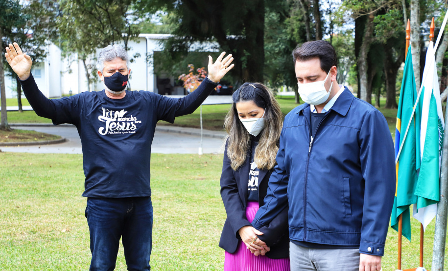 Uma cerimônia no jardim do Palácio Iguaçu, em Curitiba, realizada na manhã deste sábado (15), marcou a abertura oficial da 26ª edição da Marcha para Jesus. Ao lado de pastores de diferentes denominações religiosas da capital, o governador Carlos Massa Ratinho Junior e a primeira-dama Luciana Saito Massa acompanharam a solenidade, além de outras autoridades. O evento faz parte do Calendário Oficial do Estado. - Curitiba, 15/05/2021 - Foto: José Fernando Ogura/AEN