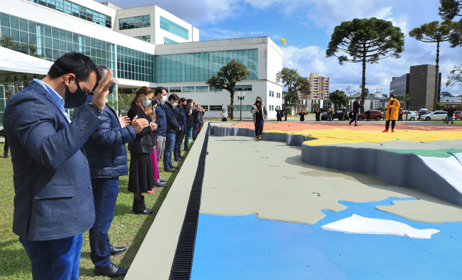 Uma cerimônia no jardim do Palácio Iguaçu, em Curitiba, realizada na manhã deste sábado (15), marcou a abertura oficial da 26ª edição da Marcha para Jesus. Ao lado de pastores de diferentes denominações religiosas da capital, o governador Carlos Massa Ratinho Junior e a primeira-dama Luciana Saito Massa acompanharam a solenidade, além de outras autoridades. O evento faz parte do Calendário Oficial do Estado. - Curitiba, 15/05/2021 - Foto: José Fernando Ogura/AEN