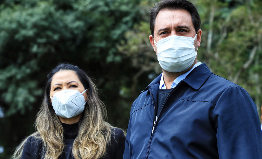 Uma cerimônia no jardim do Palácio Iguaçu, em Curitiba, realizada na manhã deste sábado (15), marcou a abertura oficial da 26ª edição da Marcha para Jesus. Ao lado de pastores de diferentes denominações religiosas da capital, o governador Carlos Massa Ratinho Junior e a primeira-dama Luciana Saito Massa acompanharam a solenidade, além de outras autoridades. O evento faz parte do Calendário Oficial do Estado. - Curitiba, 15/05/2021 - Foto: José Fernando Ogura/AEN