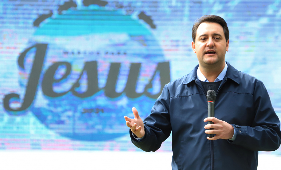 Uma cerimônia no jardim do Palácio Iguaçu, em Curitiba, realizada na manhã deste sábado (15), marcou a abertura oficial da 26ª edição da Marcha para Jesus. Ao lado de pastores de diferentes denominações religiosas da capital, o governador Carlos Massa Ratinho Junior e a primeira-dama Luciana Saito Massa acompanharam a solenidade, além de outras autoridades. O evento faz parte do Calendário Oficial do Estado. - Curitiba, 15/05/2021 - Foto: José Fernando Ogura/AEN