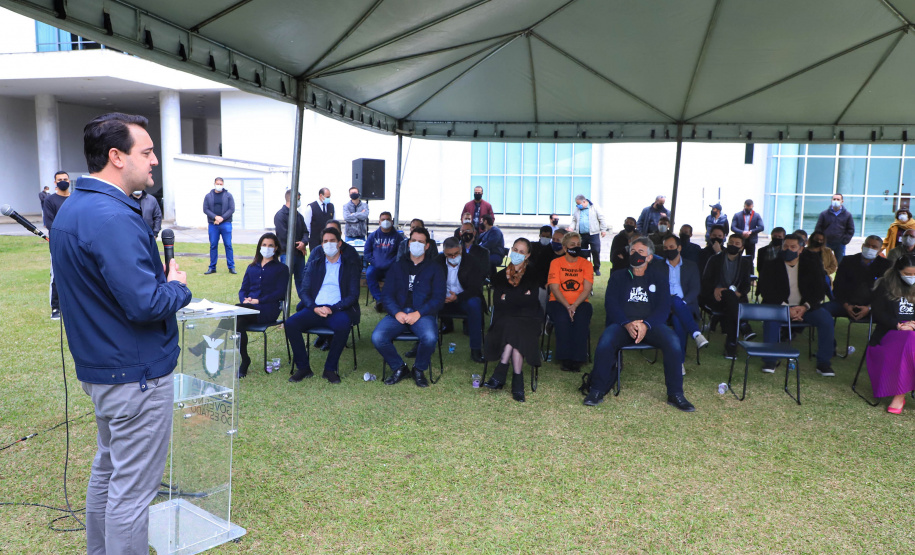 Uma cerimônia no jardim do Palácio Iguaçu, em Curitiba, realizada na manhã deste sábado (15), marcou a abertura oficial da 26ª edição da Marcha para Jesus. Ao lado de pastores de diferentes denominações religiosas da capital, o governador Carlos Massa Ratinho Junior e a primeira-dama Luciana Saito Massa acompanharam a solenidade, além de outras autoridades. O evento faz parte do Calendário Oficial do Estado. - Curitiba, 15/05/2021 - Foto: José Fernando Ogura/AEN