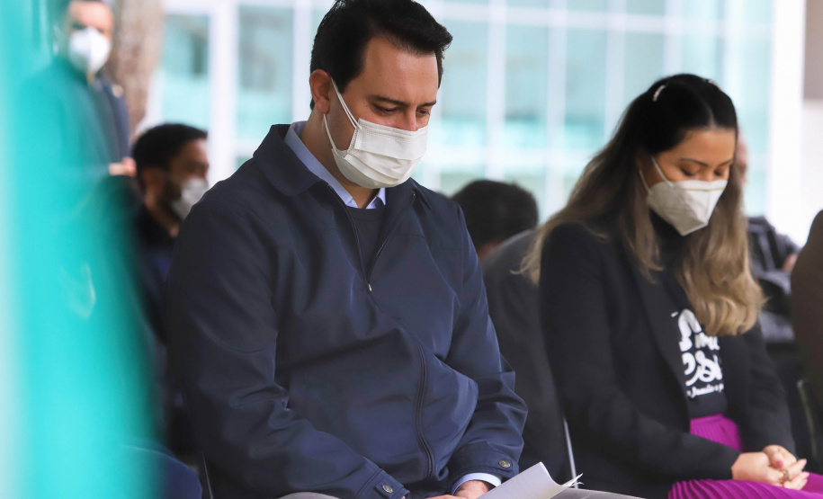 Uma cerimônia no jardim do Palácio Iguaçu, em Curitiba, realizada na manhã deste sábado (15), marcou a abertura oficial da 26ª edição da Marcha para Jesus. Ao lado de pastores de diferentes denominações religiosas da capital, o governador Carlos Massa Ratinho Junior e a primeira-dama Luciana Saito Massa acompanharam a solenidade, além de outras autoridades. O evento faz parte do Calendário Oficial do Estado. - Curitiba, 15/05/2021 - Foto: José Fernando Ogura/AEN