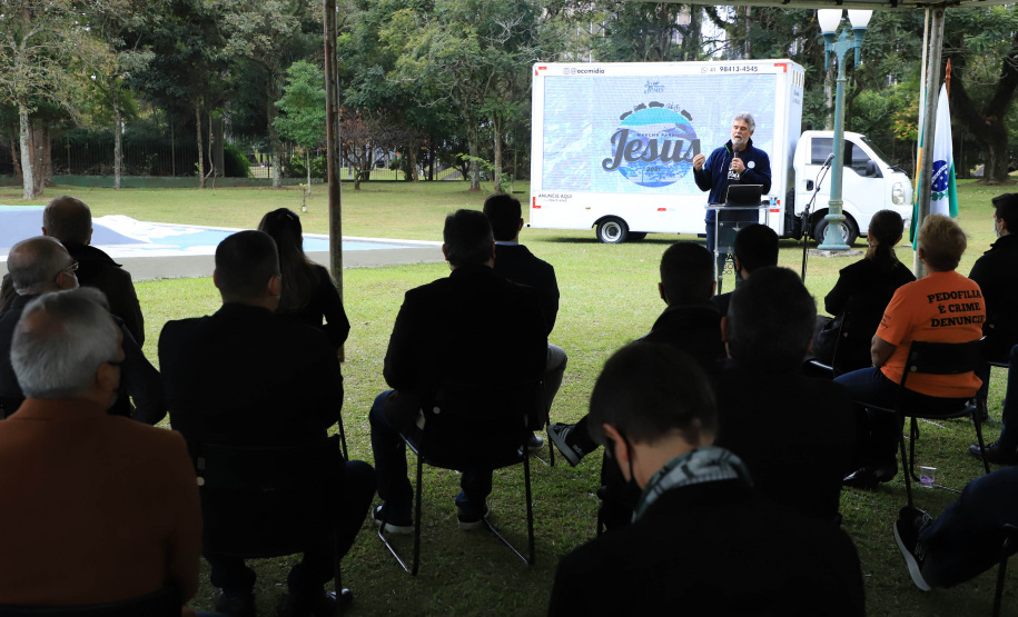 Uma cerimônia no jardim do Palácio Iguaçu, em Curitiba, realizada na manhã deste sábado (15), marcou a abertura oficial da 26ª edição da Marcha para Jesus. Ao lado de pastores de diferentes denominações religiosas da capital, o governador Carlos Massa Ratinho Junior e a primeira-dama Luciana Saito Massa acompanharam a solenidade, além de outras autoridades. O evento faz parte do Calendário Oficial do Estado. - Curitiba, 15/05/2021 - Foto: José Fernando Ogura/AEN