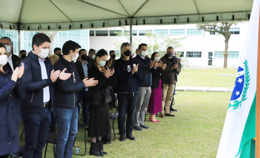 Uma cerimônia no jardim do Palácio Iguaçu, em Curitiba, realizada na manhã deste sábado (15), marcou a abertura oficial da 26ª edição da Marcha para Jesus. Ao lado de pastores de diferentes denominações religiosas da capital, o governador Carlos Massa Ratinho Junior e a primeira-dama Luciana Saito Massa acompanharam a solenidade, além de outras autoridades. O evento faz parte do Calendário Oficial do Estado. - Curitiba, 15/05/2021 - Foto: José Fernando Ogura/AEN