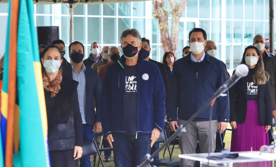 Uma cerimônia no jardim do Palácio Iguaçu, em Curitiba, realizada na manhã deste sábado (15), marcou a abertura oficial da 26ª edição da Marcha para Jesus. Ao lado de pastores de diferentes denominações religiosas da capital, o governador Carlos Massa Ratinho Junior e a primeira-dama Luciana Saito Massa acompanharam a solenidade, além de outras autoridades. O evento faz parte do Calendário Oficial do Estado. - Curitiba, 15/05/2021 - Foto: José Fernando Ogura/AEN