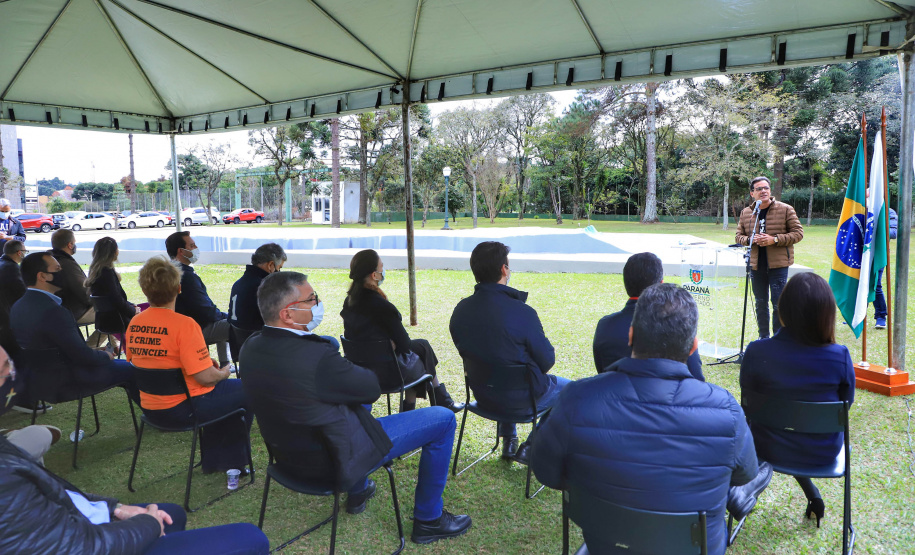 Uma cerimônia no jardim do Palácio Iguaçu, em Curitiba, realizada na manhã deste sábado (15), marcou a abertura oficial da 26ª edição da Marcha para Jesus. Ao lado de pastores de diferentes denominações religiosas da capital, o governador Carlos Massa Ratinho Junior e a primeira-dama Luciana Saito Massa acompanharam a solenidade, além de outras autoridades. O evento faz parte do Calendário Oficial do Estado. - Curitiba, 15/05/2021 - Foto: José Fernando Ogura/AEN