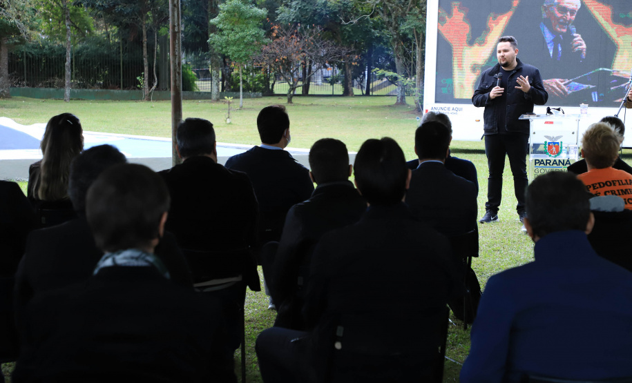 Uma cerimônia no jardim do Palácio Iguaçu, em Curitiba, realizada na manhã deste sábado (15), marcou a abertura oficial da 26ª edição da Marcha para Jesus. Ao lado de pastores de diferentes denominações religiosas da capital, o governador Carlos Massa Ratinho Junior e a primeira-dama Luciana Saito Massa acompanharam a solenidade, além de outras autoridades. O evento faz parte do Calendário Oficial do Estado. - Curitiba, 15/05/2021 - Foto: José Fernando Ogura/AEN