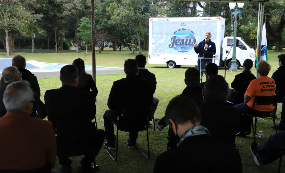 Uma cerimônia no jardim do Palácio Iguaçu, em Curitiba, realizada na manhã deste sábado (15), marcou a abertura oficial da 26ª edição da Marcha para Jesus. Ao lado de pastores de diferentes denominações religiosas da capital, o governador Carlos Massa Ratinho Junior e a primeira-dama Luciana Saito Massa acompanharam a solenidade, além de outras autoridades. O evento faz parte do Calendário Oficial do Estado. - Curitiba, 15/05/2021 - Foto: José Fernando Ogura/AEN