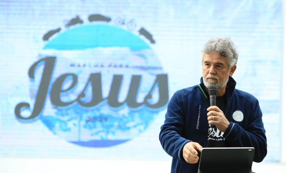 Uma cerimônia no jardim do Palácio Iguaçu, em Curitiba, realizada na manhã deste sábado (15), marcou a abertura oficial da 26ª edição da Marcha para Jesus. Ao lado de pastores de diferentes denominações religiosas da capital, o governador Carlos Massa Ratinho Junior e a primeira-dama Luciana Saito Massa acompanharam a solenidade, além de outras autoridades. O evento faz parte do Calendário Oficial do Estado. - Curitiba, 15/05/2021 - Foto: José Fernando Ogura/AEN