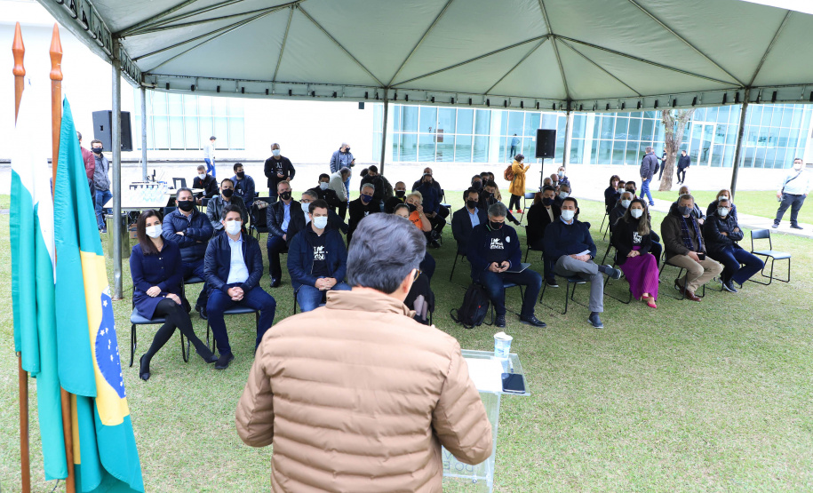 Uma cerimônia no jardim do Palácio Iguaçu, em Curitiba, realizada na manhã deste sábado (15), marcou a abertura oficial da 26ª edição da Marcha para Jesus. Ao lado de pastores de diferentes denominações religiosas da capital, o governador Carlos Massa Ratinho Junior e a primeira-dama Luciana Saito Massa acompanharam a solenidade, além de outras autoridades. O evento faz parte do Calendário Oficial do Estado. - Curitiba, 15/05/2021 - Foto: José Fernando Ogura/AEN