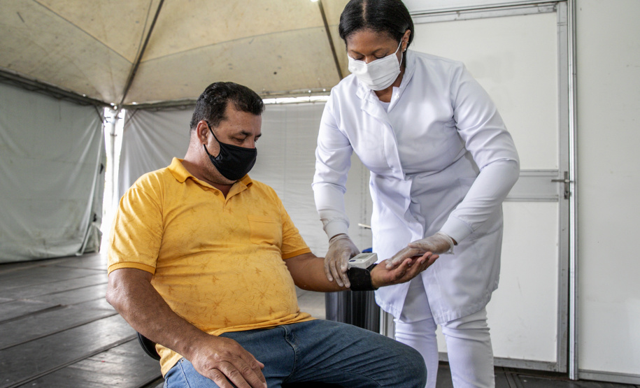 Hoje, 17 de maio, é uma data que poucos lembram, mas que merece atenção especial, principalmente de quem trabalha sob tensão ou muito estresse. Hoje é Dia Mundial da Hipertensão, por isso, a equipe médica que atua no Porto de Paranaguá aproveita para conscientizar, em especial, os caminhoneiros sobre a importância de não descuidar da saúde na boleia. - Paranaguá, 17/05/2021  -  Foto: Claudio Neves/Portos do Paraná