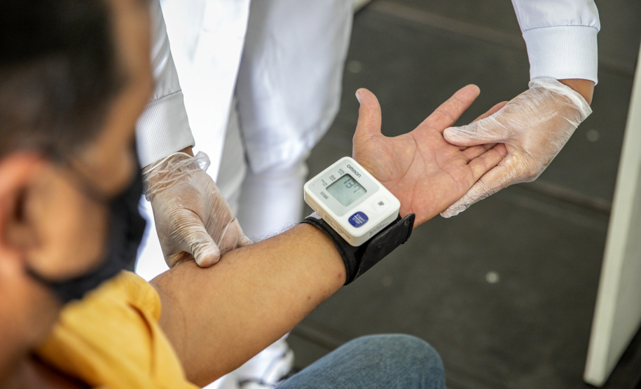 Hoje, 17 de maio, é uma data que poucos lembram, mas que merece atenção especial, principalmente de quem trabalha sob tensão ou muito estresse. Hoje é Dia Mundial da Hipertensão, por isso, a equipe médica que atua no Porto de Paranaguá aproveita para conscientizar, em especial, os caminhoneiros sobre a importância de não descuidar da saúde na boleia. - Paranaguá, 17/05/2021  -  Foto: Claudio Neves/Portos do Paraná