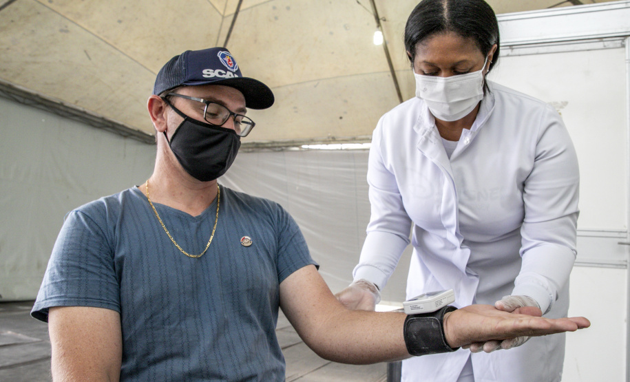 Hoje, 17 de maio, é uma data que poucos lembram, mas que merece atenção especial, principalmente de quem trabalha sob tensão ou muito estresse. Hoje é Dia Mundial da Hipertensão, por isso, a equipe médica que atua no Porto de Paranaguá aproveita para conscientizar, em especial, os caminhoneiros sobre a importância de não descuidar da saúde na boleia. - Paranaguá, 17/05/2021  -  Foto: Claudio Neves/Portos do Paraná
