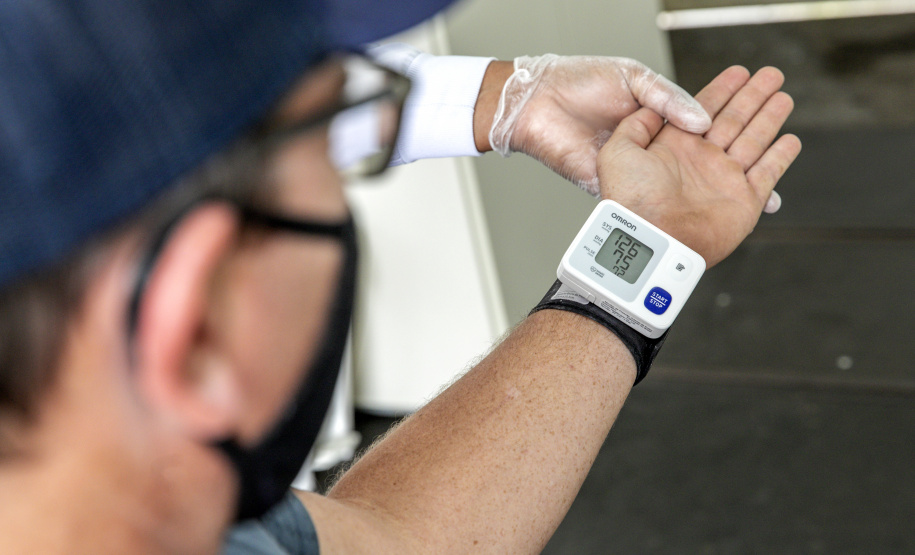 Hoje, 17 de maio, é uma data que poucos lembram, mas que merece atenção especial, principalmente de quem trabalha sob tensão ou muito estresse. Hoje é Dia Mundial da Hipertensão, por isso, a equipe médica que atua no Porto de Paranaguá aproveita para conscientizar, em especial, os caminhoneiros sobre a importância de não descuidar da saúde na boleia. - Paranaguá, 17/05/2021  -  Foto: Claudio Neves/Portos do Paraná