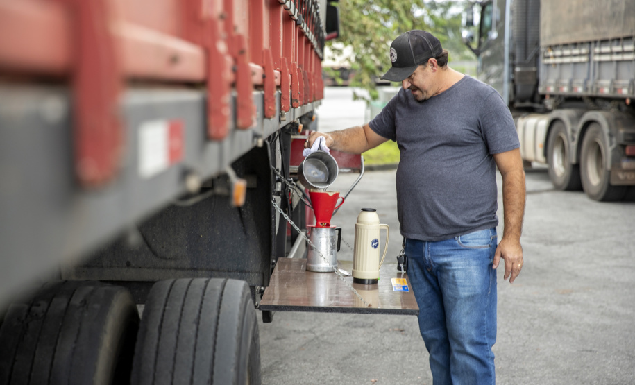 Hoje, 17 de maio, é uma data que poucos lembram, mas que merece atenção especial, principalmente de quem trabalha sob tensão ou muito estresse. Hoje é Dia Mundial da Hipertensão, por isso, a equipe médica que atua no Porto de Paranaguá aproveita para conscientizar, em especial, os caminhoneiros sobre a importância de não descuidar da saúde na boleia. - Paranaguá, 17/05/2021  -  Foto: Claudio Neves/Portos do Paraná