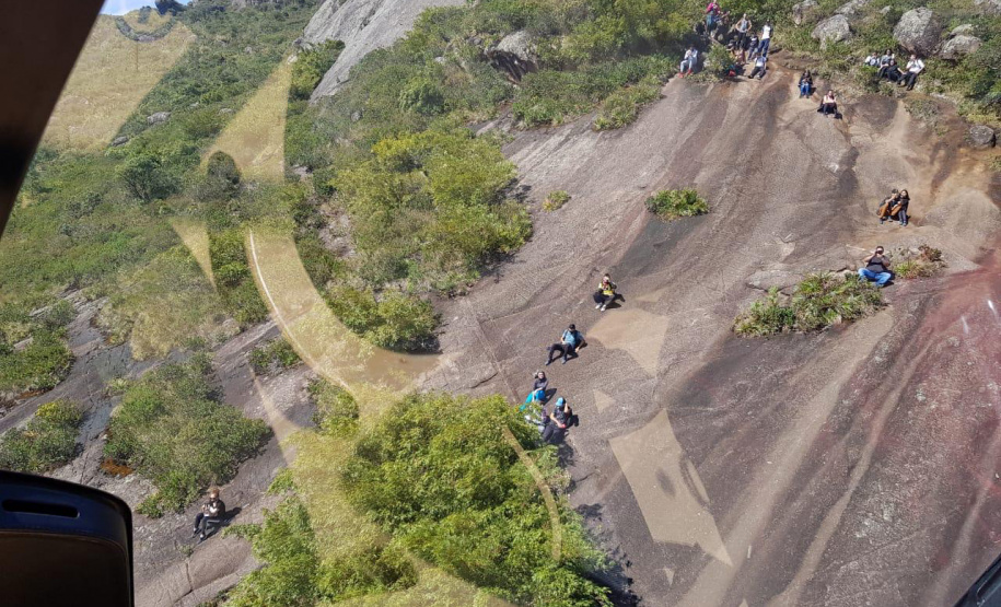 Homem é socorrido de rapel pelo BPMOA após se desequilibrar e cair de paredão no Morro do Anhangava, na RMC - 16/05/2021 - Foto: BPMOA/PMPR