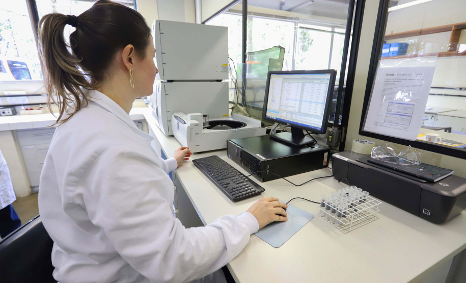 A estiagem severa que afetou a Região Metropolitana de Curitiba aumentou a demanda pela construção de poços artesianos e a procura pelos serviços de análise da qualidade da água, feito pelo Instituto de Tecnologia do Paraná (Tecpar). - Curitiba, 17/05/2021 - Foto: Arnaldo Alves/Arquivo AEN