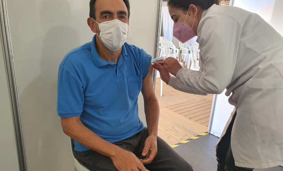 Paraná já vacinou 10 mil profissionais de educação e 10 mil de forças de segurança. Na foto, professor Adalberto Penteador, NRE de Guarapuava