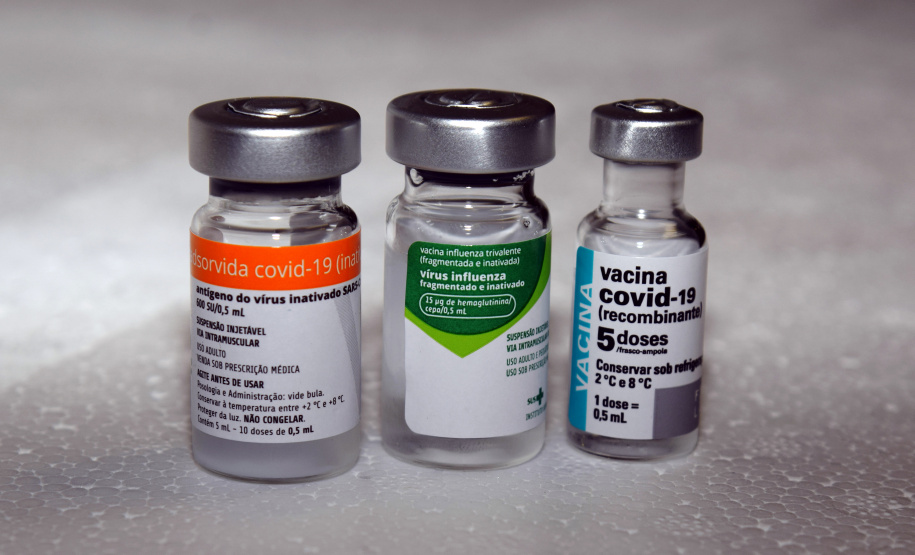 A Secretaria de Estado da Saúde registrou neste final de semana (15 e 16/05) a aplicação de mais de 14,2 mil doses da vacina contra a Covid-19. Das 22 Regionais de Saúde apenas a 22ª Regional, de Ivaiporã, não registrou a aplicação em nenhum município, ao todo, 84 municípios do Estado ofereceram a vacina para os grupos prioritários. - Curitiba, 17/05/2021 . Foto: Américo Antonio/SESA