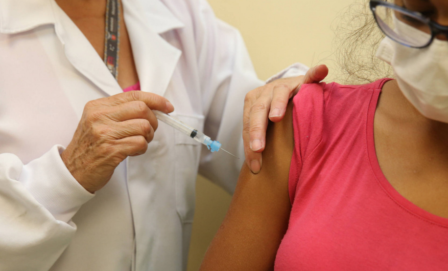 Vacinacao HR A Secretaria de Estado da Saúde registrou neste final de semana (15 e 16/05) a aplicação de mais de 14,2 mil doses da vacina contra a Covid-19. Das 22 Regionais de Saúde apenas a 22ª Regional, de Ivaiporã, não registrou a aplicação em nenhum município, ao todo, 84 municípios do Estado ofereceram a vacina para os grupos prioritários. - Curitiba, 17/05/2021 . Foto: Geraldo Bubniak/AEN