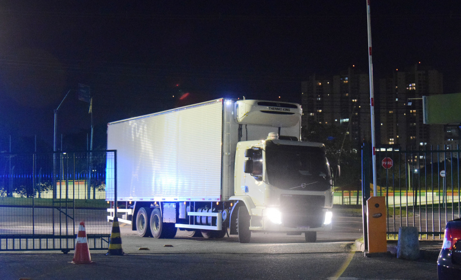 Chegaram ao Paraná, na noite desta segunda-feira (18), 374.100 novas doses do imunizante Covishield, produzido na parceria entre Universidade de Oxford, AstraZeneca e Fundação Oswaldo Cruz (Fiocruz).  -  Curitiba, 17/05/2021  -  Foto: Américo Antonio/SESA