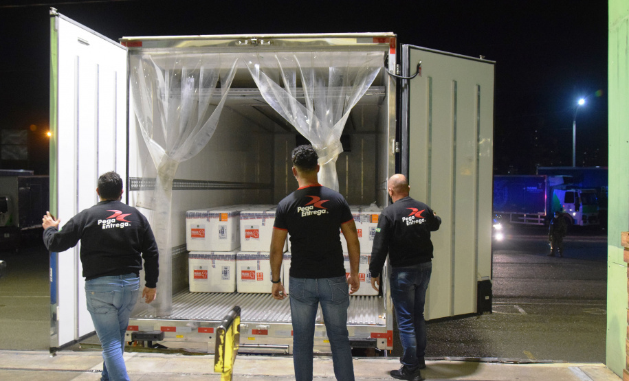 Chegaram ao Paraná, na noite desta segunda-feira (18), 374.100 novas doses do imunizante Covishield, produzido na parceria entre Universidade de Oxford, AstraZeneca e Fundação Oswaldo Cruz (Fiocruz).  -  Curitiba, 17/05/2021  -  Foto: Américo Antonio/SESA