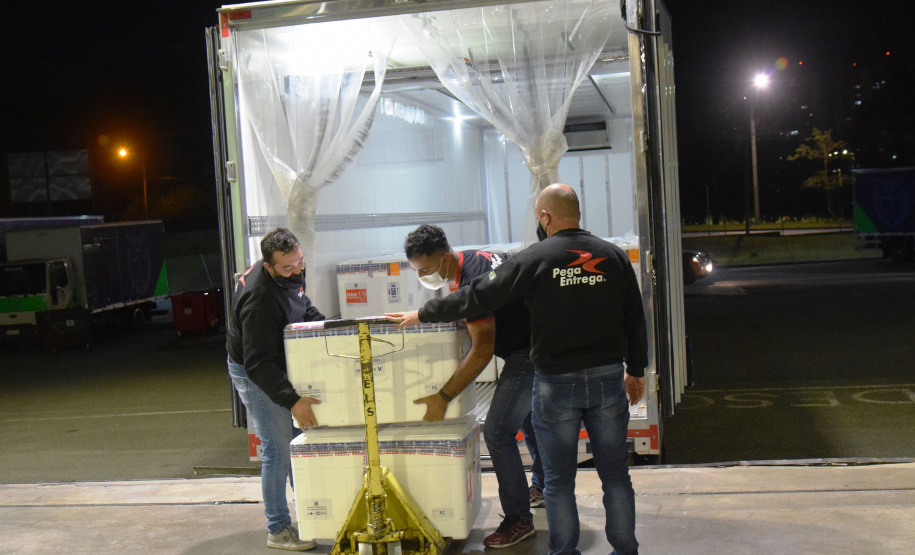Chegaram ao Paraná, na noite desta segunda-feira (18), 374.100 novas doses do imunizante Covishield, produzido na parceria entre Universidade de Oxford, AstraZeneca e Fundação Oswaldo Cruz (Fiocruz).  -  Curitiba, 17/05/2021  -  Foto: Américo Antonio/SESA