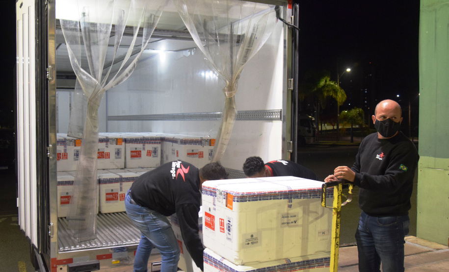 Chegaram ao Paraná, na noite desta segunda-feira (18), 374.100 novas doses do imunizante Covishield, produzido na parceria entre Universidade de Oxford, AstraZeneca e Fundação Oswaldo Cruz (Fiocruz).  -  Curitiba, 17/05/2021  -  Foto: Américo Antonio/SESA