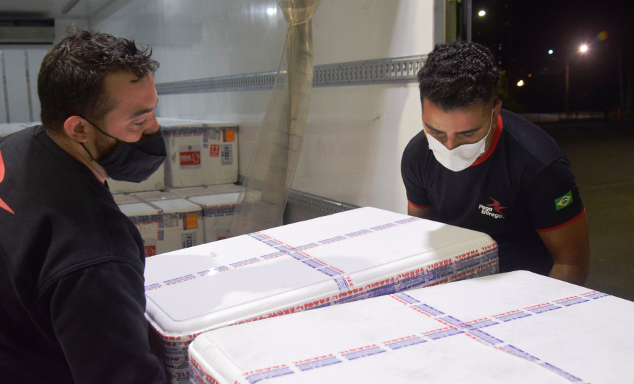 Chegaram ao Paraná, na noite desta segunda-feira (18), 374.100 novas doses do imunizante Covishield, produzido na parceria entre Universidade de Oxford, AstraZeneca e Fundação Oswaldo Cruz (Fiocruz).  -  Curitiba, 17/05/2021  -  Foto: Américo Antonio/SESA