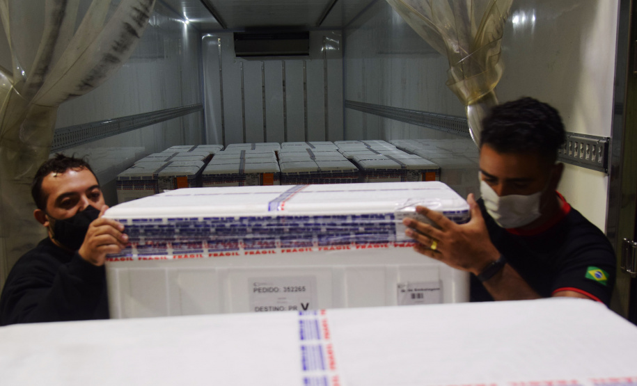 Chegaram ao Paraná, na noite desta segunda-feira (18), 374.100 novas doses do imunizante Covishield, produzido na parceria entre Universidade de Oxford, AstraZeneca e Fundação Oswaldo Cruz (Fiocruz).  -  Curitiba, 17/05/2021  -  Foto: Américo Antonio/SESA