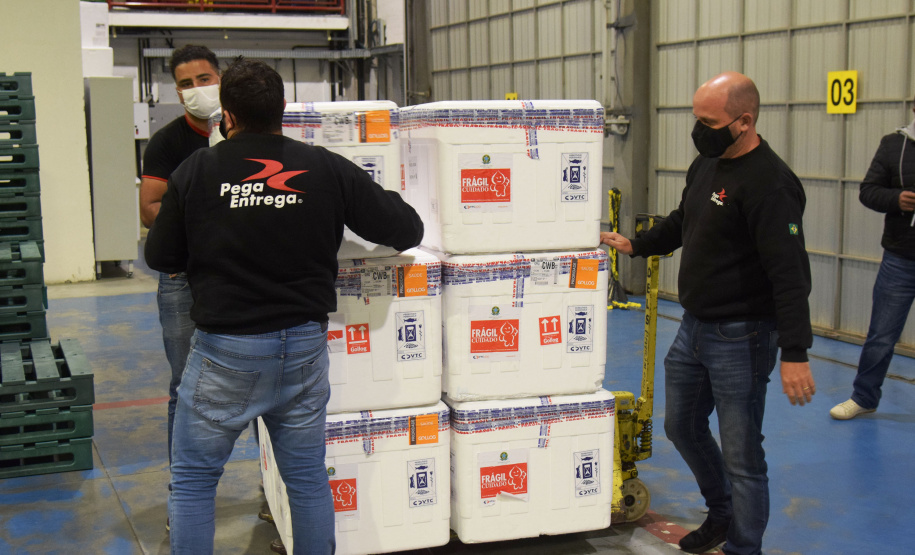 Chegaram ao Paraná, na noite desta segunda-feira (18), 374.100 novas doses do imunizante Covishield, produzido na parceria entre Universidade de Oxford, AstraZeneca e Fundação Oswaldo Cruz (Fiocruz).  -  Curitiba, 17/05/2021  -  Foto: Américo Antonio/SESA