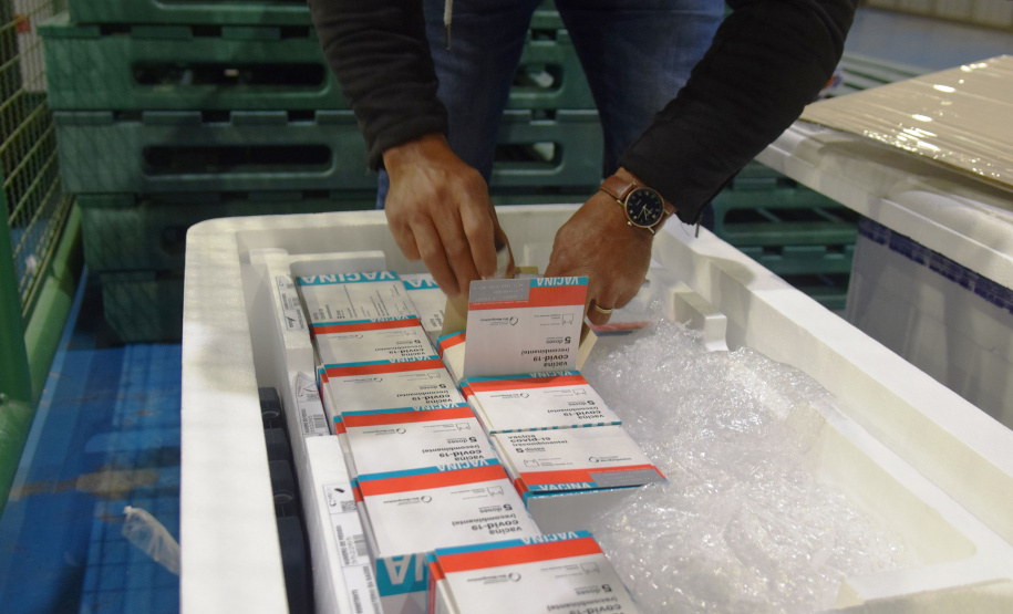 Chegaram ao Paraná, na noite desta segunda-feira (18), 374.100 novas doses do imunizante Covishield, produzido na parceria entre Universidade de Oxford, AstraZeneca e Fundação Oswaldo Cruz (Fiocruz).  -  Curitiba, 17/05/2021  -  Foto: Américo Antonio/SESA