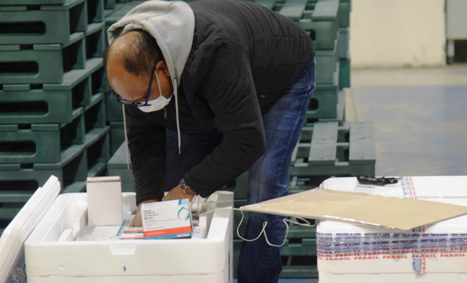 Chegaram ao Paraná, na noite desta segunda-feira (18), 374.100 novas doses do imunizante Covishield, produzido na parceria entre Universidade de Oxford, AstraZeneca e Fundação Oswaldo Cruz (Fiocruz).  -  Curitiba, 17/05/2021  -  Foto: Américo Antonio/SESA